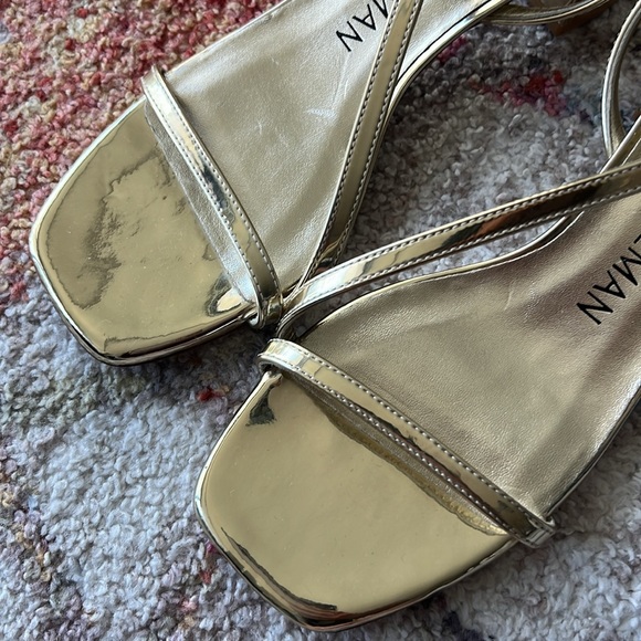 STUART WEITZMAN Soirée Metallic Gold Block Heels - 7 - Picture 4 of 10